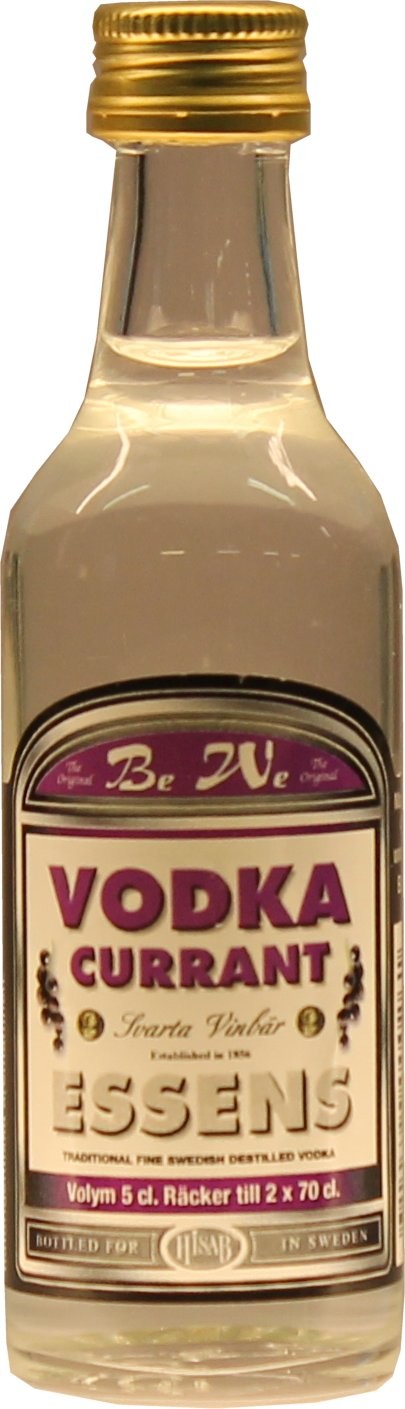 Vodka currant essens blandas med renat brännvin.