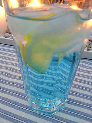 Drinktips: Blå Gin & Tonic med Curacao.